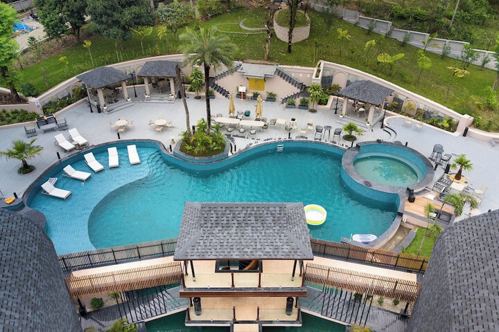 Pool 50 of 104