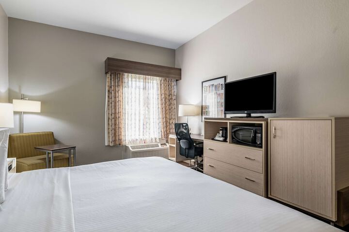 1 King Bed High Speed Internet Accessible Microwave, Refrigerator Full Breakfast (21 of 30)