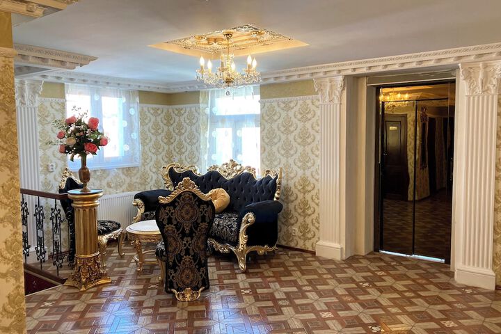 Lobby lounge
