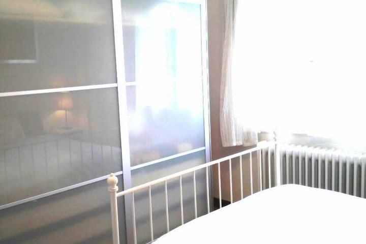 Room 6 of 12