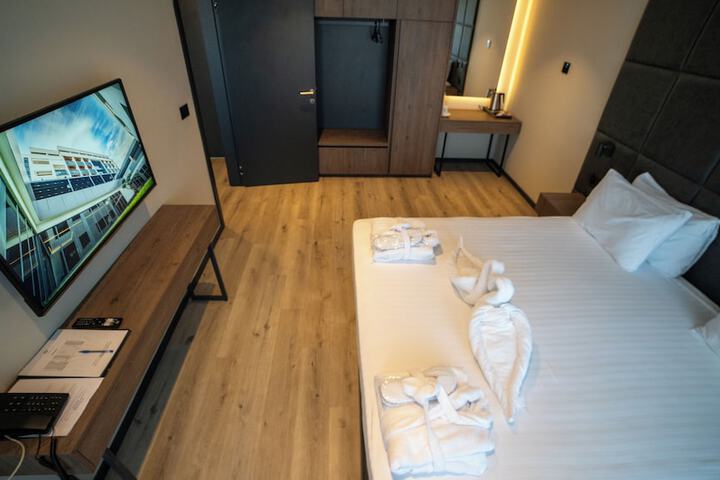 Room 9 of 42