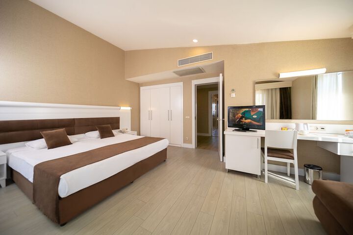 Room 8 of 80