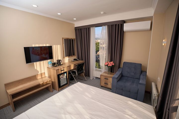 Room 9 of 28