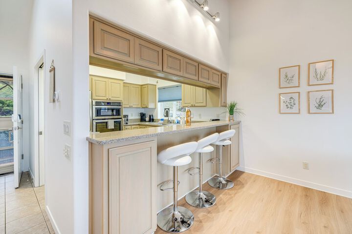 Lovely Rockaway Beach Home w / Pacific Ocean Views!