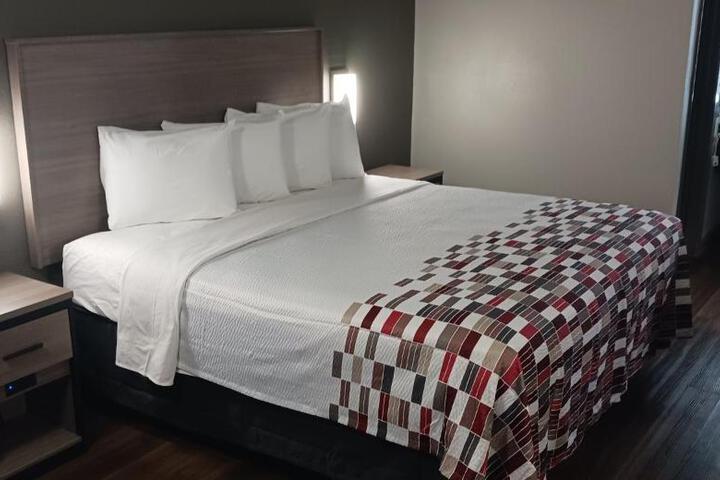 ADA Accessible Standard King (9 of 10)