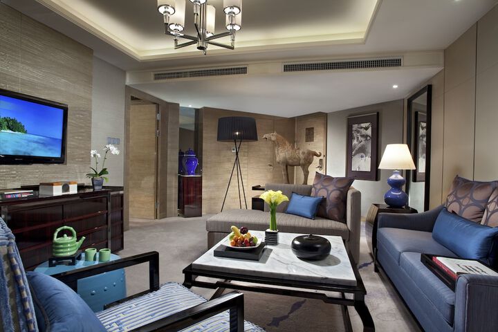 Room 10 of 33