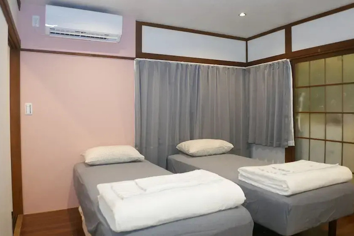 Room 6 of 13