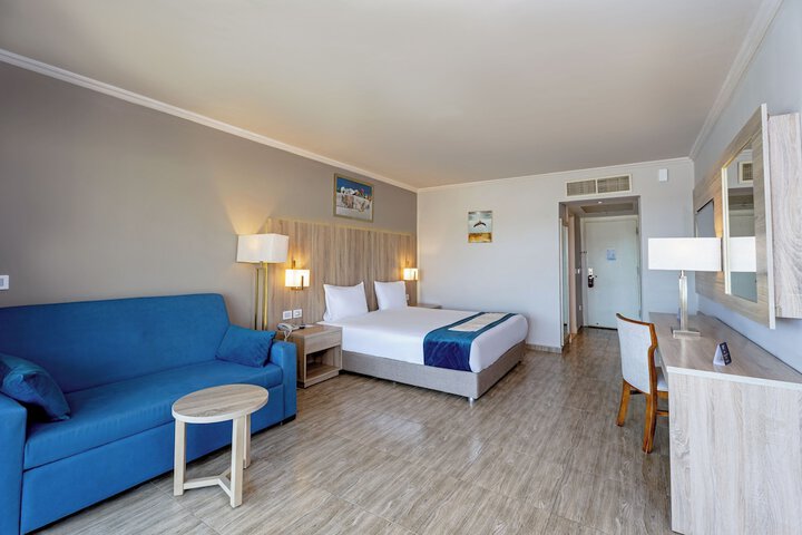 Room 27 of 204