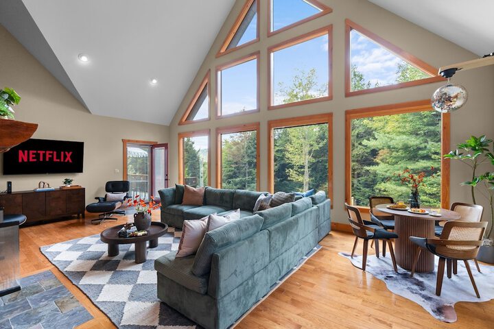 Luxury Chalet Firepit, Sauna, Pet Friendly, 5 mins to Windham Mtn resort in Windham, NY