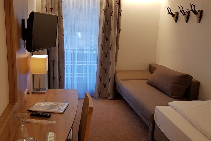 Room 3 of 83