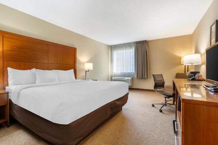 1 King Bed (6 of 21)
