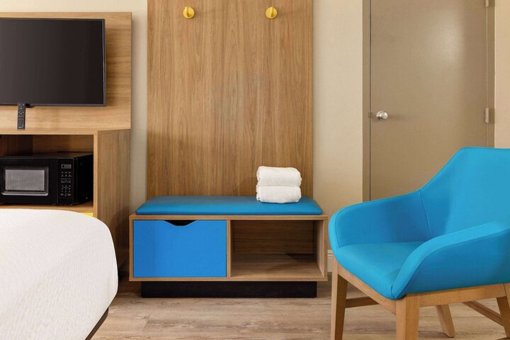 Room 13 of 32