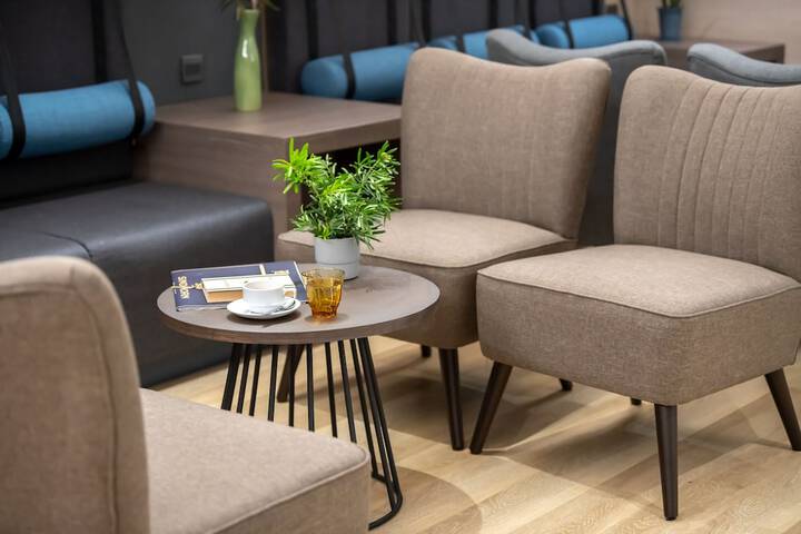 Lounge 104 of 128