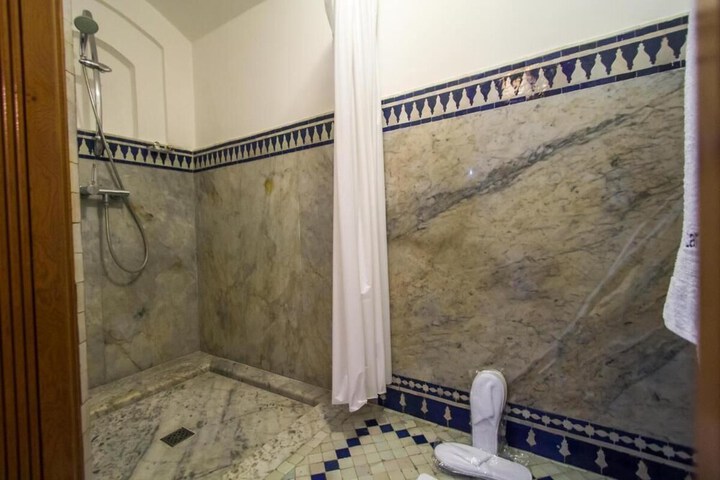 Room 10 of 27