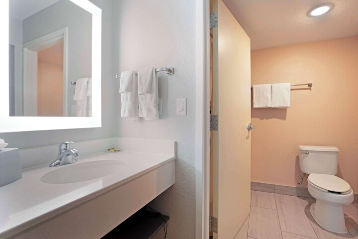 1 King Accessible Bathtub Microwave and Refrigerator WiFi Full Breakfast (11 of 14)