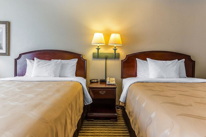 2 Queen Beds (6 of 8)