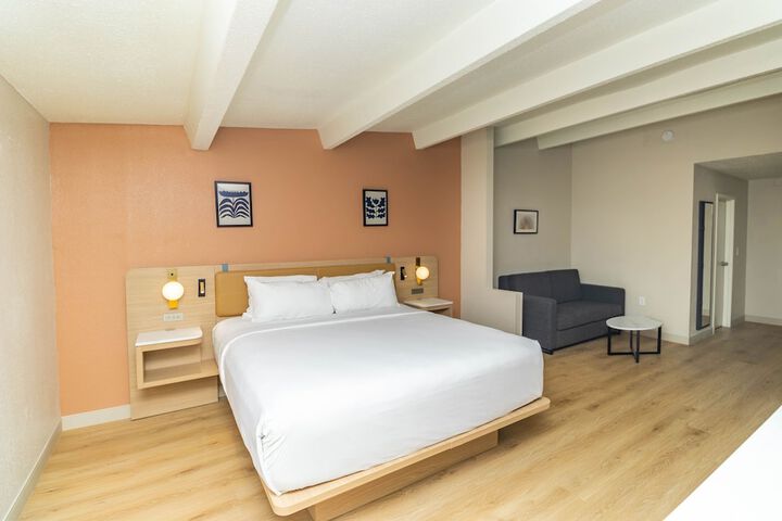 1 King Bed (2 of 14)