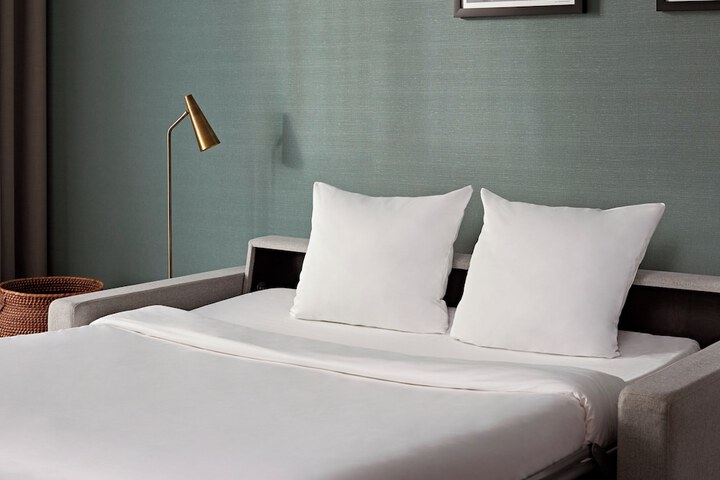 Room 32 of 60