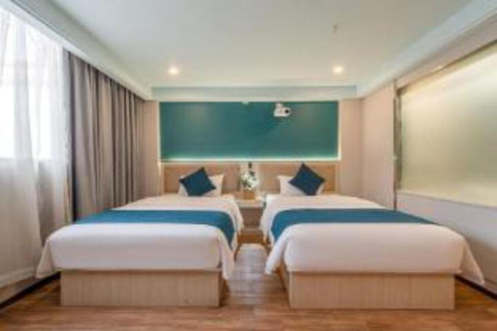 Room 7 of 9
