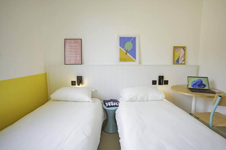 Room 2 of 31