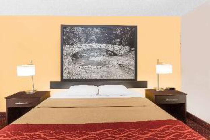 Deluxe 1 Queen Bed (6 of 6)