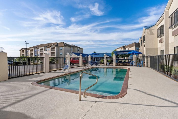 Hotel Pool