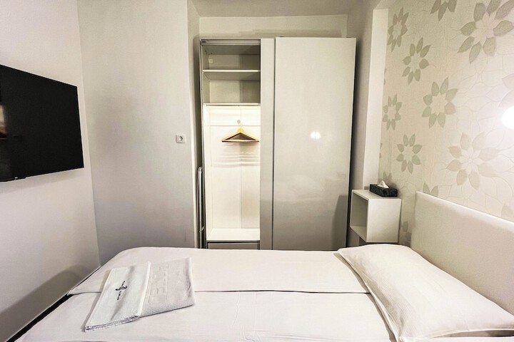 Room 9 of 68