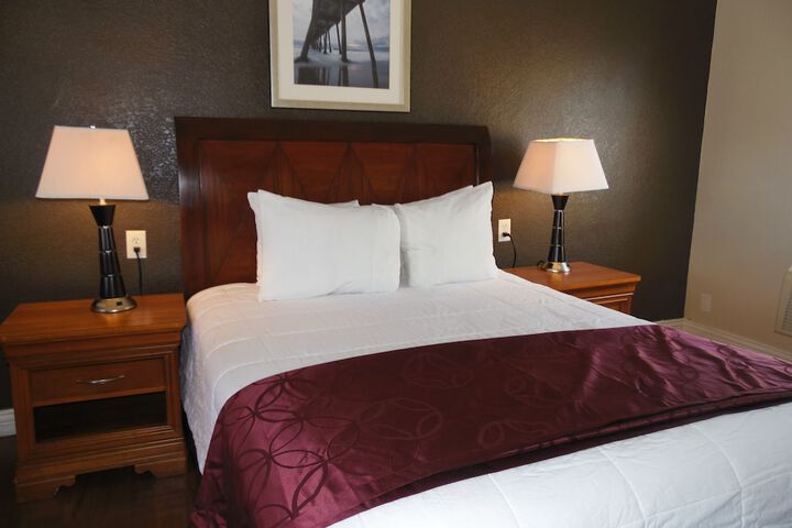 1 Queen Bed (2 of 12)