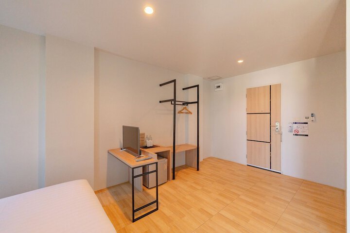 Room 10 of 32