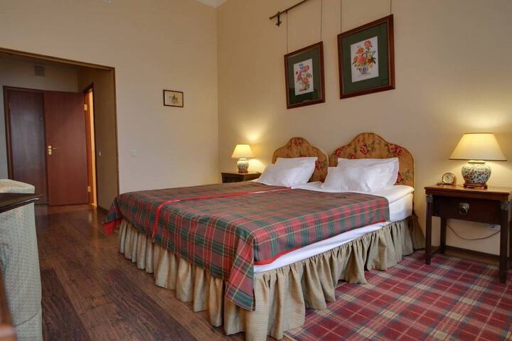 Room 10 of 72
