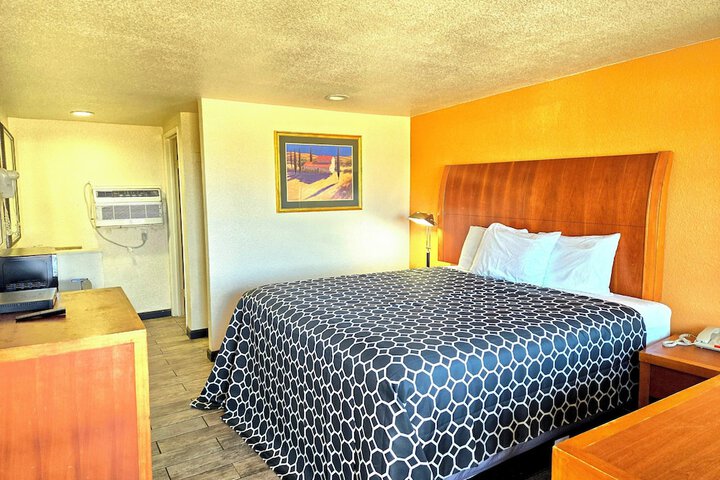 Single Queen Size Bed (1 of 11)