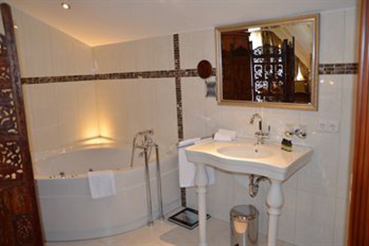 Room 4 of 42