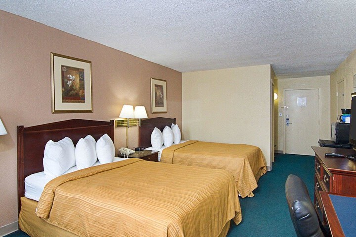 2 Double Beds Accessible (3 of 8)