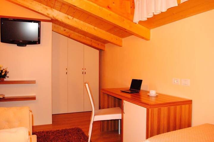 Room 6 of 17
