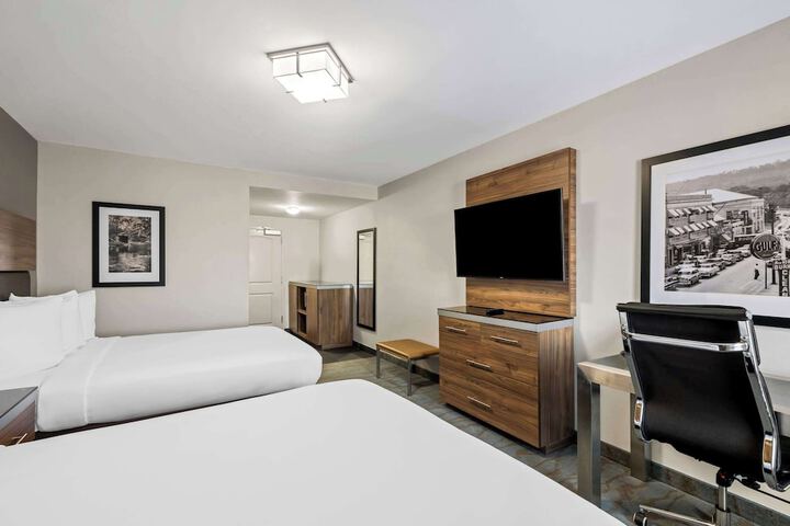2 Queen Beds (27 of 27)