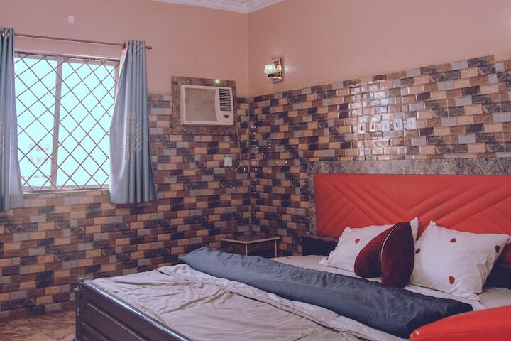 Room 4 of 18