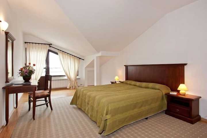 Room 6 of 54