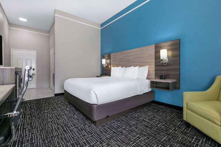 1 King Bed (5 of 17)