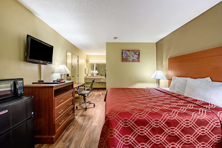 1 King Bed (4 of 6)