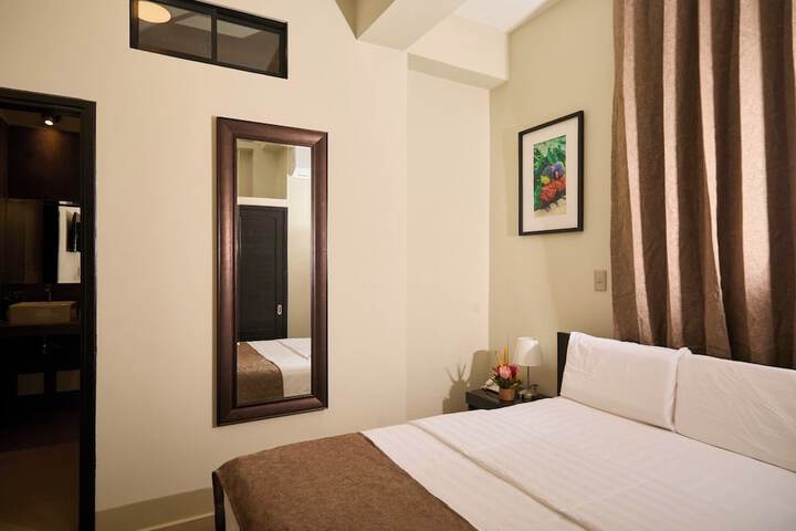 Room 2 of 33