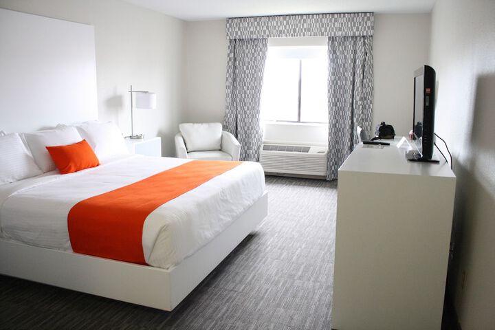 1 King Bed (5 of 5)