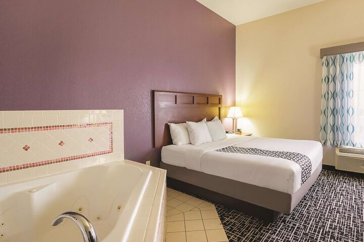 1 King Bed Accessible (14 of 25)