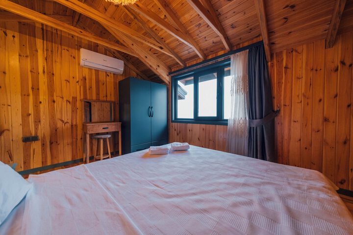 Room 6 of 80