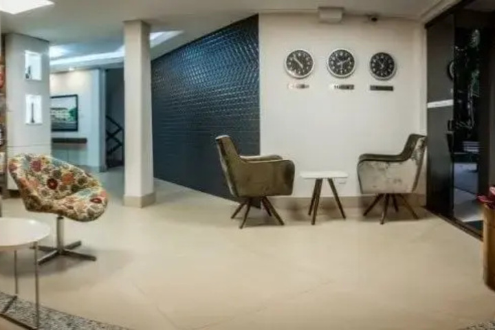 Room 4 of 8