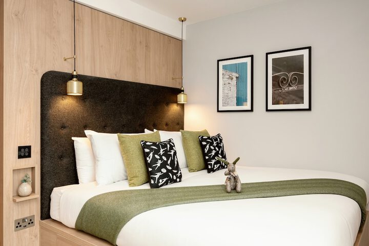 Room 32 of 82