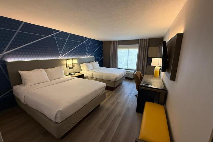 1 Queen Bed (5 of 10)
