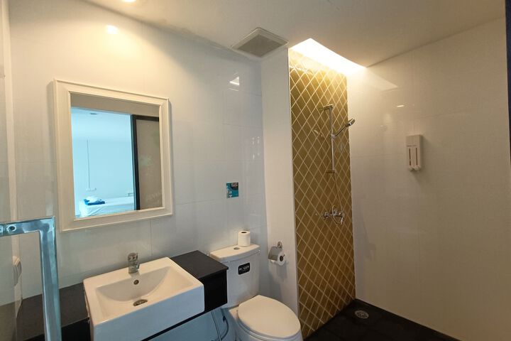 Room 13 of 16