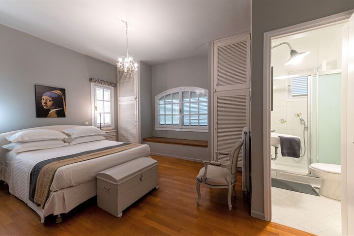 Room 4 of 49