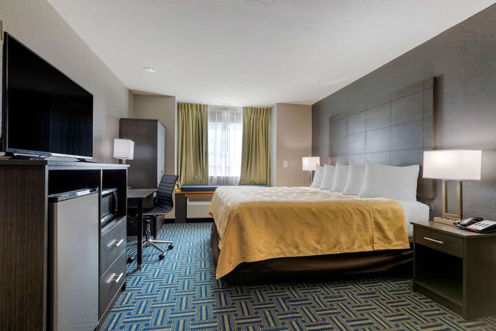 1 King Bed (2 of 7)
