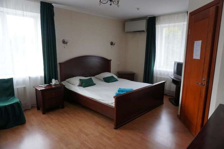Room 6 of 33
